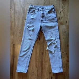 Distressed Women’s Levi jeans 26x28